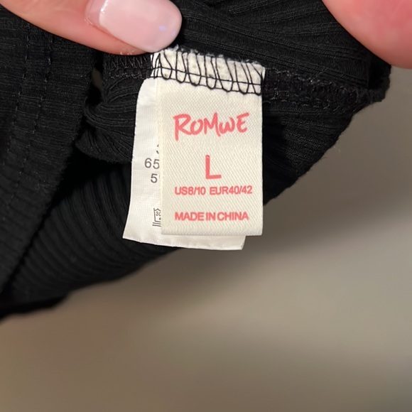 Black Ribbed Cropped Tank Top - Picture 3 of 3